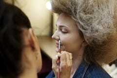 Τα κορίτσια με έναν πολύβλαστο hairstyle καλλιτέχνη σύνθεσης κάνουν τη σύνθεση στοκ εικόνα με δικαίωμα ελεύθερης χρήσης Τα κορίτσια με έναν πολύβλαστο hairstyle καλλιτέχνη σύνθεσης κάνουν τη σύνθεση στοκ εικόνα με δικαίωμα ελεύθερης χρήσης