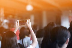 Τα κορίτσια χρησιμοποιούν smartphones για να πάρουν τις εικόνες στις συναυλίες στοκ εικόνες Τα κορίτσια χρησιμοποιούν smartphones για να πάρουν τις εικόνες στις συναυλίες στοκ εικόνες