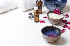 Τα κύπελλα με τα προϊόντα καλλυντικών, πετσέτες, μπουκάλια με το πετρέλαιο στην άσπρη επιφάνεια, αντιμετωπίζουν διάστημα Έννοια τ στοκ εικόνες Τα κύπελλα με τα προϊόντα καλλυντικών, πετσέτες, μπουκάλια με το πετρέλαιο στην άσπρη επιφάνεια, αντιμετωπίζουν διάστημα Έννοια τ στοκ εικόνες