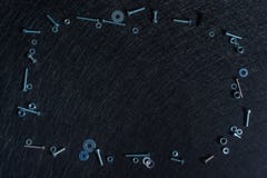 Τα λαμπρά καρύδια χρωμίου χάλυβα μετάλλων - και - μπουλόνια διασκόρπισαν σε ένα μαύρο υπόβαθρο στοκ φωτογραφίες με δικαίωμα ελεύθερης χρήσης Τα λαμπρά καρύδια χρωμίου χάλυβα μετάλλων - και - μπουλόνια διασκόρπισαν σε ένα μαύρο υπόβαθρο στοκ φωτογραφίες με δικαίωμα ελεύθερης χρήσης