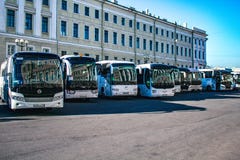 Τα λεωφορεία επίσκεψης αναμένουν τους τουρίστες στο χώρο στάθμευσης στοκ εικόνες με δικαίωμα ελεύθερης χρήσης Τα λεωφορεία επίσκεψης αναμένουν τους τουρίστες στο χώρο στάθμευσης στοκ εικόνες με δικαίωμα ελεύθερης χρήσης