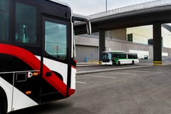 Τα λεωφορεία στέκονται σε μια στάση λεωφορείου στοκ φωτογραφία Τα λεωφορεία στέκονται σε μια στάση λεωφορείου στοκ φωτογραφία