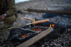 Τα λουκάνικα τηγανητών ανθρώπων ανοίγουν πυρ στοκ φωτογραφία Τα λουκάνικα τηγανητών ανθρώπων ανοίγουν πυρ στοκ φωτογραφία