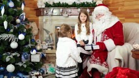 Τα μικρά κορίτσια επισκέπτονται το santa στην κατοικία του, ευτυχής συνεδρίαση αδελφών στην περιτύλιξη Άγιου Βασίλη, δώρα Χριστου απόθεμα βίντεο Τα μικρά κορίτσια επισκέπτονται το santa στην κατοικία του, ευτυχής συνεδρίαση αδελφών στην περιτύλιξη Άγιου Βασίλη, δώρα Χριστου απόθεμα βίντεο