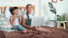 Τα μικρά κορίτσια προσέχουν κάτι στο lap-top και το συζητούν συναισθηματικά, σε αργή κίνηση απόθεμα βίντεο Τα μικρά κορίτσια προσέχουν κάτι στο lap-top και το συζητούν συναισθηματικά, σε αργή κίνηση απόθεμα βίντεο