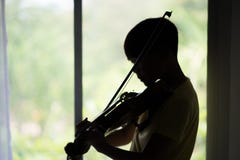 Τα μικρά παιδιά παίζουν και το βιολί πρακτικής στην κατηγορία μουσικής Στοκ Εικόνες Τα μικρά παιδιά παίζουν και το βιολί πρακτικής στην κατηγορία μουσικής Στοκ Εικόνες