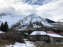 Τα μικρά σπίτια πετρών, κτήρια στο χωριό σε έναν όμορφο κρύο χειμώνα βουνών προσφεύγουν με την υδρονέφωση και το χιόνι αιχμών υψη στοκ εικόνα με δικαίωμα ελεύθερης χρήσης Τα μικρά σπίτια πετρών, κτήρια στο χωριό σε έναν όμορφο κρύο χειμώνα βουνών προσφεύγουν με την υδρονέφωση και το χιόνι αιχμών υψη στοκ εικόνα με δικαίωμα ελεύθερης χρήσης
