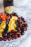 Τα μούρα και τα juicy φρούτα βρίσκονται σε ένα πιάτο στοκ εικόνα με δικαίωμα ελεύθερης χρήσης Τα μούρα και τα juicy φρούτα βρίσκονται σε ένα πιάτο στοκ εικόνα με δικαίωμα ελεύθερης χρήσης