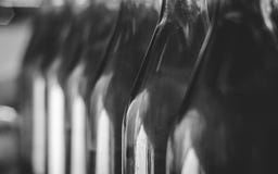Τα μπουκάλια κρασιού/το φράγκο Cabernet αυξήθηκαν μπουκάλια του κρασιού στις σειρές στο ουγγρικό κελάρι κρασιού στοκ εικόνες Τα μπουκάλια κρασιού/το φράγκο Cabernet αυξήθηκαν μπουκάλια του κρασιού στις σειρές στο ουγγρικό κελάρι κρασιού στοκ εικόνες