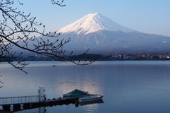 Τα ξημερώματα στη λίμνη Kawaguchiko, τοποθετούν την άποψη του Φούτζι, Ιαπωνία στοκ φωτογραφία με δικαίωμα ελεύθερης χρήσης Τα ξημερώματα στη λίμνη Kawaguchiko, τοποθετούν την άποψη του Φούτζι, Ιαπωνία στοκ φωτογραφία με δικαίωμα ελεύθερης χρήσης