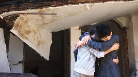 Τα παιδιά προσφύγων κάθονται κοντά σε ένα σπίτι Πόλεμος, σεισμός, πυρκαγιά, βομβαρδισμός Τα παιδιά προσφύγων κάθονται κοντά σε ένα σπίτι Πόλεμος, σεισμός, πυρκαγιά, βομβαρδισμός