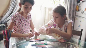 Τα παιδιά επισύρουν την προσοχή μαζί σε έναν επικονιασμένο βραχίονα σε έναν επίδεσμο έννοια της προσοχής στην οικογένεια η αδελφή απόθεμα βίντεο Τα παιδιά επισύρουν την προσοχή μαζί σε έναν επικονιασμένο βραχίονα σε έναν επίδεσμο έννοια της προσοχής στην οικογένεια η αδελφή απόθεμα βίντεο