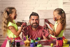 Τα παιδιά σύρουν έναν μπαμπά Τα κορίτσια που επισύρουν την προσοχή στο άτομο αντιμετωπίζουν το δέρμα με τα ζωηρόχρωμα χρώματα στοκ εικόνα με δικαίωμα ελεύθερης χρήσης Τα παιδιά σύρουν έναν μπαμπά Τα κορίτσια που επισύρουν την προσοχή στο άτομο αντιμετωπίζουν το δέρμα με τα ζωηρόχρωμα χρώματα στοκ εικόνα με δικαίωμα ελεύθερης χρήσης