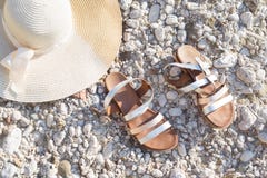 Τα παπούτσια σανδαλιών καπέλων θερινού αχύρου επίπεδος-βάζουν τις παραθαλάσσιες διακοπές στοκ φωτογραφία Τα παπούτσια σανδαλιών καπέλων θερινού αχύρου επίπεδος-βάζουν τις παραθαλάσσιες διακοπές στοκ φωτογραφία