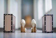 Τα παπούτσια των γυναικών με το λεπτό στήριγμα και με ακτινοβολούν στοκ φωτογραφία με δικαίωμα ελεύθερης χρήσης Τα παπούτσια των γυναικών με το λεπτό στήριγμα και με ακτινοβολούν στοκ φωτογραφία με δικαίωμα ελεύθερης χρήσης