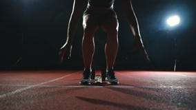 Τα πόδια κινηματογραφήσεων σε πρώτο πλάνο του αθλητή πλησιάζουν treadmill και γίνονται σε θέση για να αρχίσουν τον αγώνα φιλμ μικρού μήκους Τα πόδια κινηματογραφήσεων σε πρώτο πλάνο του αθλητή πλησιάζουν treadmill και γίνονται σε θέση για να αρχίσουν τον αγώνα φιλμ μικρού μήκους