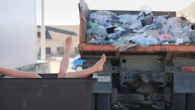 Τα πόδια που κολλούν από τα απορρίματα μπορούν απόθεμα βίντεο Τα πόδια που κολλούν από τα απορρίματα μπορούν απόθεμα βίντεο