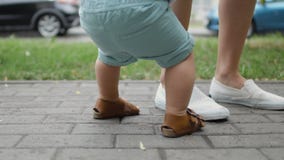 Τα πόδια της μητέρας και πρώτα βήματα της λίγος γιος απόθεμα βίντεο Τα πόδια της μητέρας και πρώτα βήματα της λίγος γιος απόθεμα βίντεο