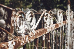 Τα στοιχεία ενός πολύ παλαιού εκλεκτής ποιότητας μετάλλου περιφράζουν, κινηματογράφηση σε πρώτο πλάνο, εκλεκτική εστίαση στοκ φωτογραφία με δικαίωμα ελεύθερης χρήσης Τα στοιχεία ενός πολύ παλαιού εκλεκτής ποιότητας μετάλλου περιφράζουν, κινηματογράφηση σε πρώτο πλάνο, εκλεκτική εστίαση στοκ φωτογραφία με δικαίωμα ελεύθερης χρήσης