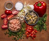 Τα συστατικά για το μαγείρεμα των γαρίδων θαλασσινών και των ντοματών κερασιών μυδιών που καρυκεύουν το αλατισμένο τεμαχισμένο κό στοκ εικόνα Τα συστατικά για το μαγείρεμα των γαρίδων θαλασσινών και των ντοματών κερασιών μυδιών που καρυκεύουν το αλατισμένο τεμαχισμένο κό στοκ εικόνα