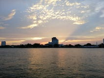 Τα σύνολα ήλιων στις όχθεις του ποταμού Chao Phraya - Wat Kretkrai, Μπανγκόκ-Ταϊλάνδη στοκ φωτογραφία Τα σύνολα ήλιων στις όχθεις του ποταμού Chao Phraya - Wat Kretkrai, Μπανγκόκ-Ταϊλάνδη στοκ φωτογραφία