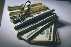 Τα τραπεζογραμμάτια δολαρίων χρημάτων αξίζουν πολύ Μπορέστε να κυκλοφορήσετε στο εμπόριο comfortabl στοκ εικόνες με δικαίωμα ελεύθερης χρήσης Τα τραπεζογραμμάτια δολαρίων χρημάτων αξίζουν πολύ Μπορέστε να κυκλοφορήσετε στο εμπόριο comfortabl στοκ εικόνες με δικαίωμα ελεύθερης χρήσης