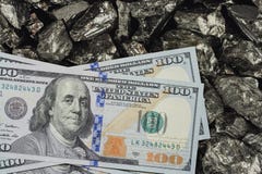 Τα τραπεζογραμμάτια εκατό δολαρίων στο ανθρακωρυχείο κλείνουν επάνω Έννοια εξορυκτικής βιομηχανίας με τα δολάρια και τον άνθρακα στοκ εικόνα Τα τραπεζογραμμάτια εκατό δολαρίων στο ανθρακωρυχείο κλείνουν επάνω Έννοια εξορυκτικής βιομηχανίας με τα δολάρια και τον άνθρακα στοκ εικόνα