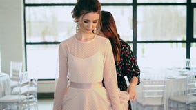 Τα φερμουάρ στιλίστων επάνω το φόρεμα σε ένα όμορφο νέο πρότυπο φιλμ μικρού μήκους Τα φερμουάρ στιλίστων επάνω το φόρεμα σε ένα όμορφο νέο πρότυπο φιλμ μικρού μήκους