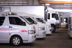 Τα φορτηγά και το φορτηγό είναι σε μια σειρά στο γκαράζ στοκ φωτογραφία με δικαίωμα ελεύθερης χρήσης Τα φορτηγά και το φορτηγό είναι σε μια σειρά στο γκαράζ στοκ φωτογραφία με δικαίωμα ελεύθερης χρήσης