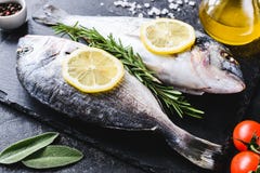 Τα φρέσκα ψάρια θάλασσας στην πλάκα επιβιβάζονται σε έτοιμο για το μαγείρεμα στοκ εικόνες Τα φρέσκα ψάρια θάλασσας στην πλάκα επιβιβάζονται σε έτοιμο για το μαγείρεμα στοκ εικόνες