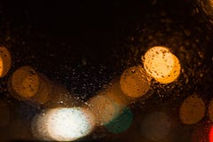Τα φω'τα πόλεων αφαιρούν το κυκλικό bokeh με τις πτώσεις στοκ εικόνες με δικαίωμα ελεύθερης χρήσης Τα φω'τα πόλεων αφαιρούν το κυκλικό bokeh με τις πτώσεις στοκ εικόνες με δικαίωμα ελεύθερης χρήσης