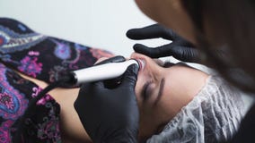 Τα χέρια cosmetologist κινηματογραφήσεων σε πρώτο πλάνο κάνουν τις διαδικασίες για τον υδρο του προσώπου καθαρισμό και το ξεφλούδ απόθεμα βίντεο Τα χέρια cosmetologist κινηματογραφήσεων σε πρώτο πλάνο κάνουν τις διαδικασίες για τον υδρο του προσώπου καθαρισμό και το ξεφλούδ απόθεμα βίντεο