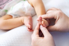 Τα χέρια γυναικών κάνουν ένα ευχάριστο μασάζ με το πετρέλαιο ποδιών και ποδιών σε ένα μικρό νεογέννητο μωρό Νεογέννητη υγεία Στοκ Εικόνες Τα χέρια γυναικών κάνουν ένα ευχάριστο μασάζ με το πετρέλαιο ποδιών και ποδιών σε ένα μικρό νεογέννητο μωρό Νεογέννητη υγεία Στοκ Εικόνες