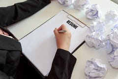 Τα χέρια του θηλυκού γραψίματος επαναλαμβάνουν με τσαλακώνουν τα φύλλα των εγγράφων Στοκ Φωτογραφία Τα χέρια του θηλυκού γραψίματος επαναλαμβάνουν με τσαλακώνουν τα φύλλα των εγγράφων Στοκ Φωτογραφία