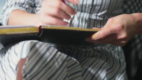 Τα χέρια του θηλυκού συμβούλου, κλείνουν επάνω Διαπραγματεύσεις και αίθουσα συνεδριάσεων Χειρωνακτικές μετακινήσεις, χειρονομίες, απόθεμα βίντεο Τα χέρια του θηλυκού συμβούλου, κλείνουν επάνω Διαπραγματεύσεις και αίθουσα συνεδριάσεων Χειρωνακτικές μετακινήσεις, χειρονομίες, απόθεμα βίντεο
