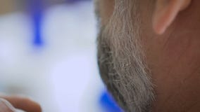 Τακτοποιώντας γενειάδα κουρέων στον πελάτη του Το εκλεκτής ποιότητας σαλόνι, κύριο εξυπηρετώντας άτομο Γκρίζος-μαλλιαρό άτομο, κα απόθεμα βίντεο Τακτοποιώντας γενειάδα κουρέων στον πελάτη του Το εκλεκτής ποιότητας σαλόνι, κύριο εξυπηρετώντας άτομο Γκρίζος-μαλλιαρό άτομο, κα απόθεμα βίντεο