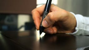 Ταμπλέτα 21 Κλείστε επάνω του χεριού ενός γραφικού χτυπώντας κουμπιού σχεδιαστών ηλεκτρονικό stylus όπως το σωστό κουμπί του ποντ φιλμ μικρού μήκους Ταμπλέτα 21 Κλείστε επάνω του χεριού ενός γραφικού χτυπώντας κουμπιού σχεδιαστών ηλεκτρονικό stylus όπως το σωστό κουμπί του ποντ φιλμ μικρού μήκους