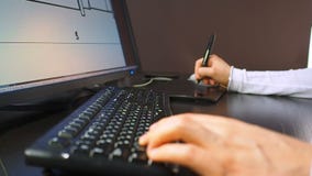 Ταμπλέτα 27 Κλείστε επάνω του χεριού ενός σχεδίου έκδοσης μηχανικών στο σύστημα CAD, υπογεγραμμένη διάσταση στο όργανο ελέγχου LC φιλμ μικρού μήκους Ταμπλέτα 27 Κλείστε επάνω του χεριού ενός σχεδίου έκδοσης μηχανικών στο σύστημα CAD, υπογεγραμμένη διάσταση στο όργανο ελέγχου LC φιλμ μικρού μήκους