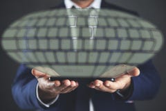 Ταμπλέτα εκμετάλλευσης ατόμων με το πληκτρολόγιο στην οθόνη στοκ φωτογραφία Ταμπλέτα εκμετάλλευσης ατόμων με το πληκτρολόγιο στην οθόνη στοκ φωτογραφία