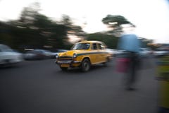 Ταξί με την ταχύτητα σε Kolkata στοκ φωτογραφία Ταξί με την ταχύτητα σε Kolkata στοκ φωτογραφία