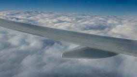 Ταξίδι αεροπορικώς Φτερό αεροπλάνων κατά την πτήση Όμορφος ουρανός και θαυμάσια σύννεφα στοκ εικόνα με δικαίωμα ελεύθερης χρήσης Ταξίδι αεροπορικώς Φτερό αεροπλάνων κατά την πτήση Όμορφος ουρανός και θαυμάσια σύννεφα στοκ εικόνα με δικαίωμα ελεύθερης χρήσης
