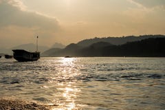 Ταξίδι βαρκών στο ποταμό Μεκόνγκ Luang Prabang, Λάος στοκ φωτογραφία με δικαίωμα ελεύθερης χρήσης Ταξίδι βαρκών στο ποταμό Μεκόνγκ Luang Prabang, Λάος στοκ φωτογραφία με δικαίωμα ελεύθερης χρήσης
