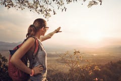 Ταξιδιώτης γυναικών Hipster με το σακίδιο πλάτης που απολαμβάνει τη θέα του ηλιοβασιλέματος στοκ φωτογραφίες Ταξιδιώτης γυναικών Hipster με το σακίδιο πλάτης που απολαμβάνει τη θέα του ηλιοβασιλέματος στοκ φωτογραφίες