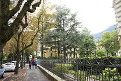Ταξιδιωτικοί άνθρωποι που περπατούν στο μονοπάτι εκτός από το δρόμο στη μικρή αλέα στοκ εικόνα Ταξιδιωτικοί άνθρωποι που περπατούν στο μονοπάτι εκτός από το δρόμο στη μικρή αλέα στοκ εικόνα