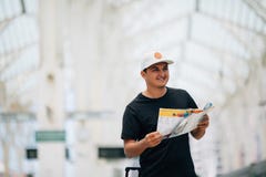 Ταξιδιωτικό άτομο με τις αποσκευές και χάρτης στο σταθμό τρένου μικρό ταξίδι χαρτών του Δουβλίνου έννοιας πόλεων αυτοκινήτων στοκ εικόνες με δικαίωμα ελεύθερης χρήσης Ταξιδιωτικό άτομο με τις αποσκευές και χάρτης στο σταθμό τρένου μικρό ταξίδι χαρτών του Δουβλίνου έννοιας πόλεων αυτοκινήτων στοκ εικόνες με δικαίωμα ελεύθερης χρήσης
