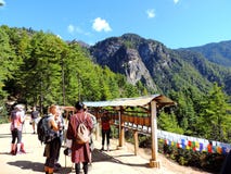 Ταξιδιώτες που προς Paro Taktsang του Μπουτάν στοκ εικόνες με δικαίωμα ελεύθερης χρήσης Ταξιδιώτες που προς Paro Taktsang του Μπουτάν στοκ εικόνες με δικαίωμα ελεύθερης χρήσης
