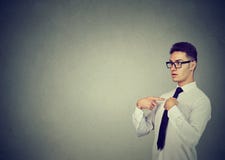 Ταραγμένος επιχειρηματίας που δείχνει τα δάχτυλα σε τον στοκ εικόνες με δικαίωμα ελεύθερης χρήσης Ταραγμένος επιχειρηματίας που δείχνει τα δάχτυλα σε τον στοκ εικόνες με δικαίωμα ελεύθερης χρήσης