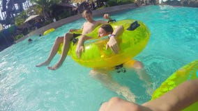 Ταϊλάνδη, Hua Hin, στις 27 Νοεμβρίου 2015 Ευτυχής ομάδα φίλων που απολαμβάνουν το ράντισμα κομμάτων θερινών λιμνών στο νερό 1920x απόθεμα βίντεο Ταϊλάνδη, Hua Hin, στις 27 Νοεμβρίου 2015 Ευτυχής ομάδα φίλων που απολαμβάνουν το ράντισμα κομμάτων θερινών λιμνών στο νερό 1920x απόθεμα βίντεο
