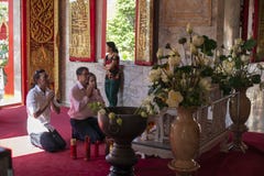 Ταϊλάνδη, Phuket, 01 18 2013 Ένα άτομο και η οικογένειά του προσεύχονται σε έναν βουδιστικό ναό το πρωί Η έννοια της θρησκείας στοκ φωτογραφία με δικαίωμα ελεύθερης χρήσης Ταϊλάνδη, Phuket, 01 18 2013 Ένα άτομο και η οικογένειά του προσεύχονται σε έναν βουδιστικό ναό το πρωί Η έννοια της θρησκείας στοκ φωτογραφία με δικαίωμα ελεύθερης χρήσης