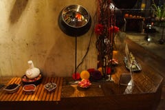 Ταϊλανδικές style spa διακοσμήσεις στο ξύλινο ράφι στοκ φωτογραφία Ταϊλανδικές style spa διακοσμήσεις στο ξύλινο ράφι στοκ φωτογραφία